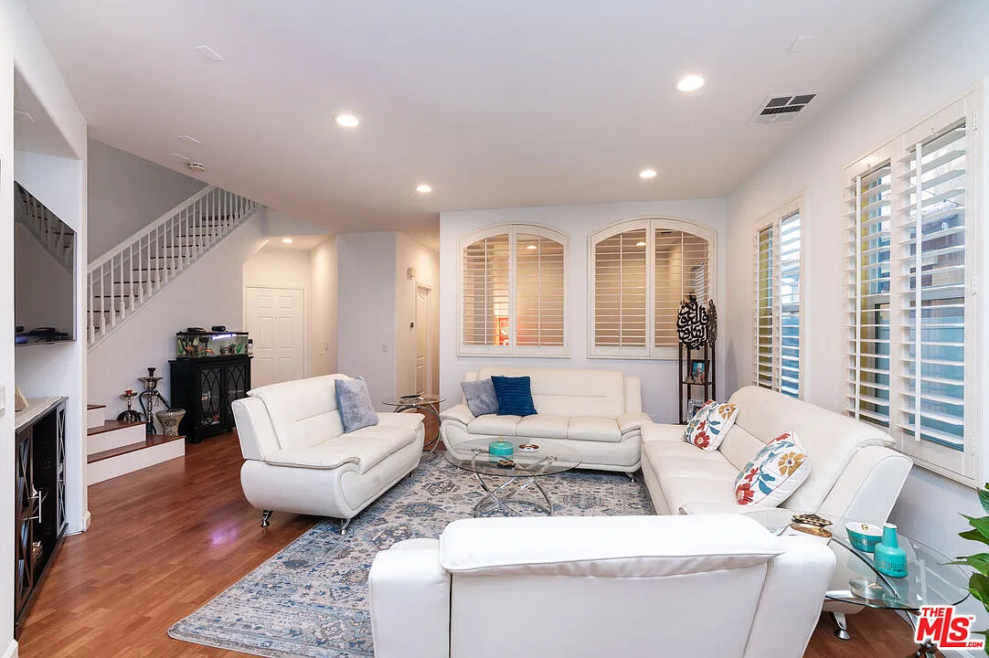4 bed, 3.0 bath, 2353 sqft, $4,900 — Photo 2