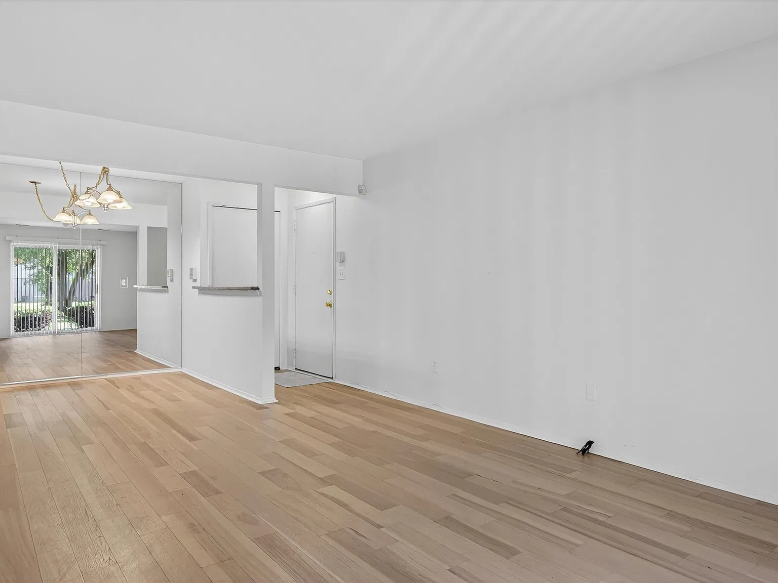2037 E Franklin Dr — Photo 3