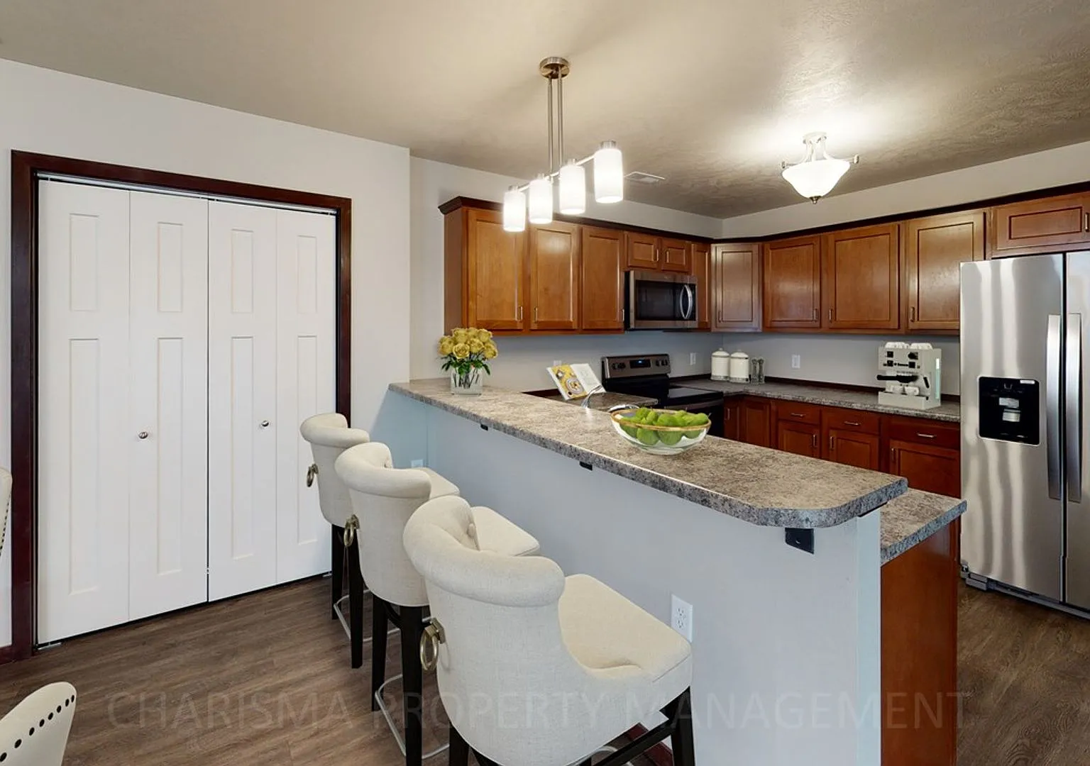Town Home With Individual Entrance, Walk Out Patio, Attached Double Garage & Pet Friendly — Photo 3