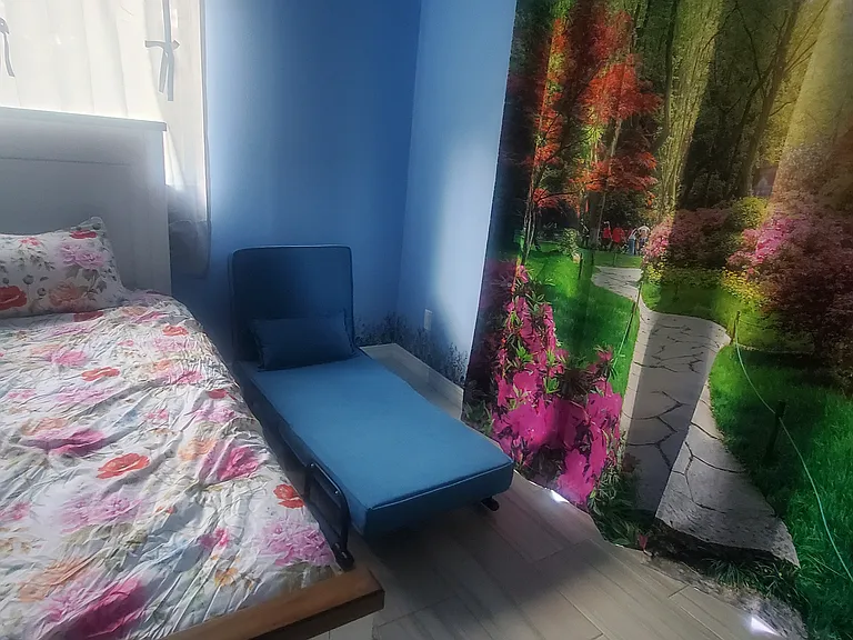 Master bedroom with full bed and Chair-bed. Private bathroom with bathtub. Fan and lots of light.
