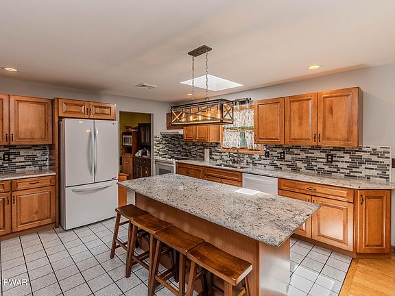 3rd image of 124 Claudine Ln