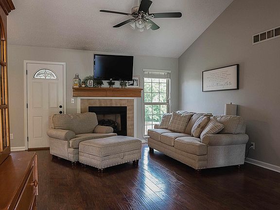 4th image of 704 W Whitethorn Pl
