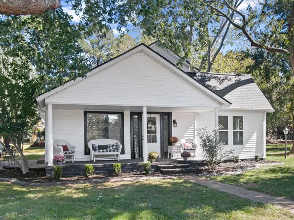 908 Smith Ave, Lawrenceburg, TN 38464