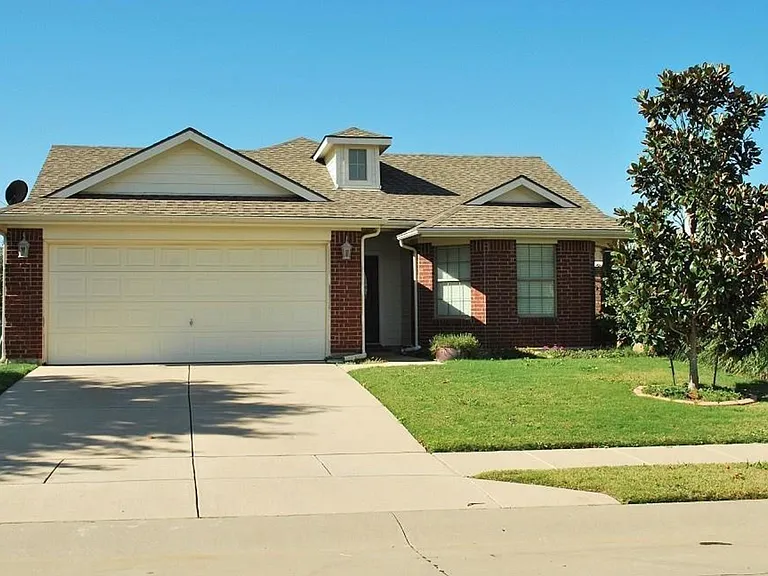 704 Corral St — Photo 1