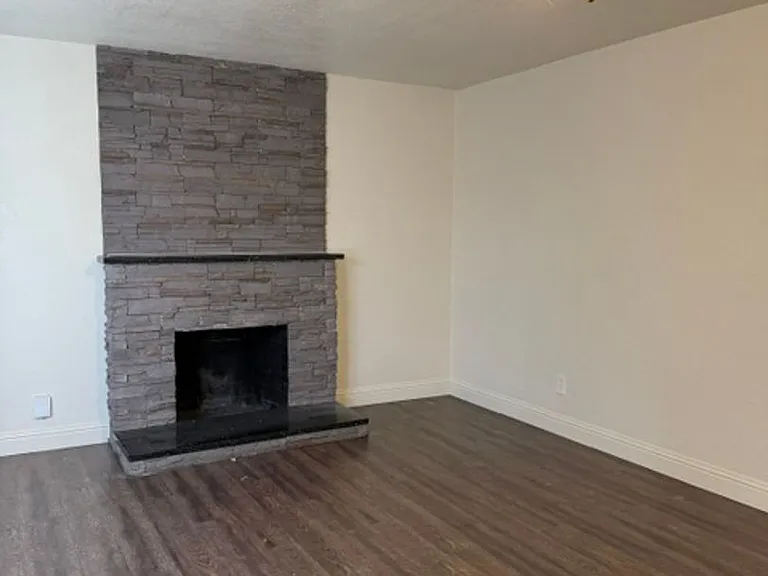 5834 55th St — Photo 2