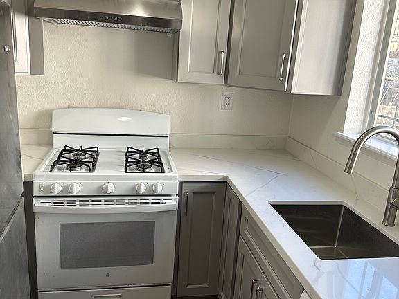 3rd image of 1044 Addison St