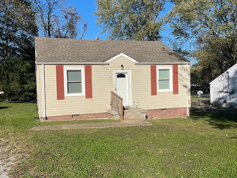 Maple St — Photo 16