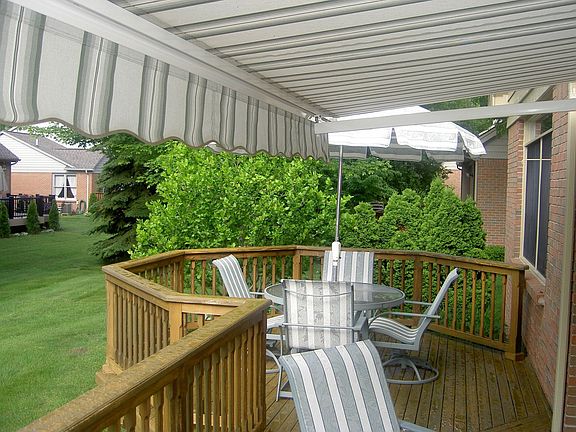 Rr View w/ Lrg Deck with retractable awning 