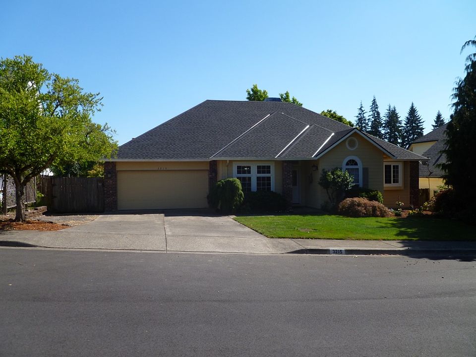 1st image of 3215 NE 105th Cir