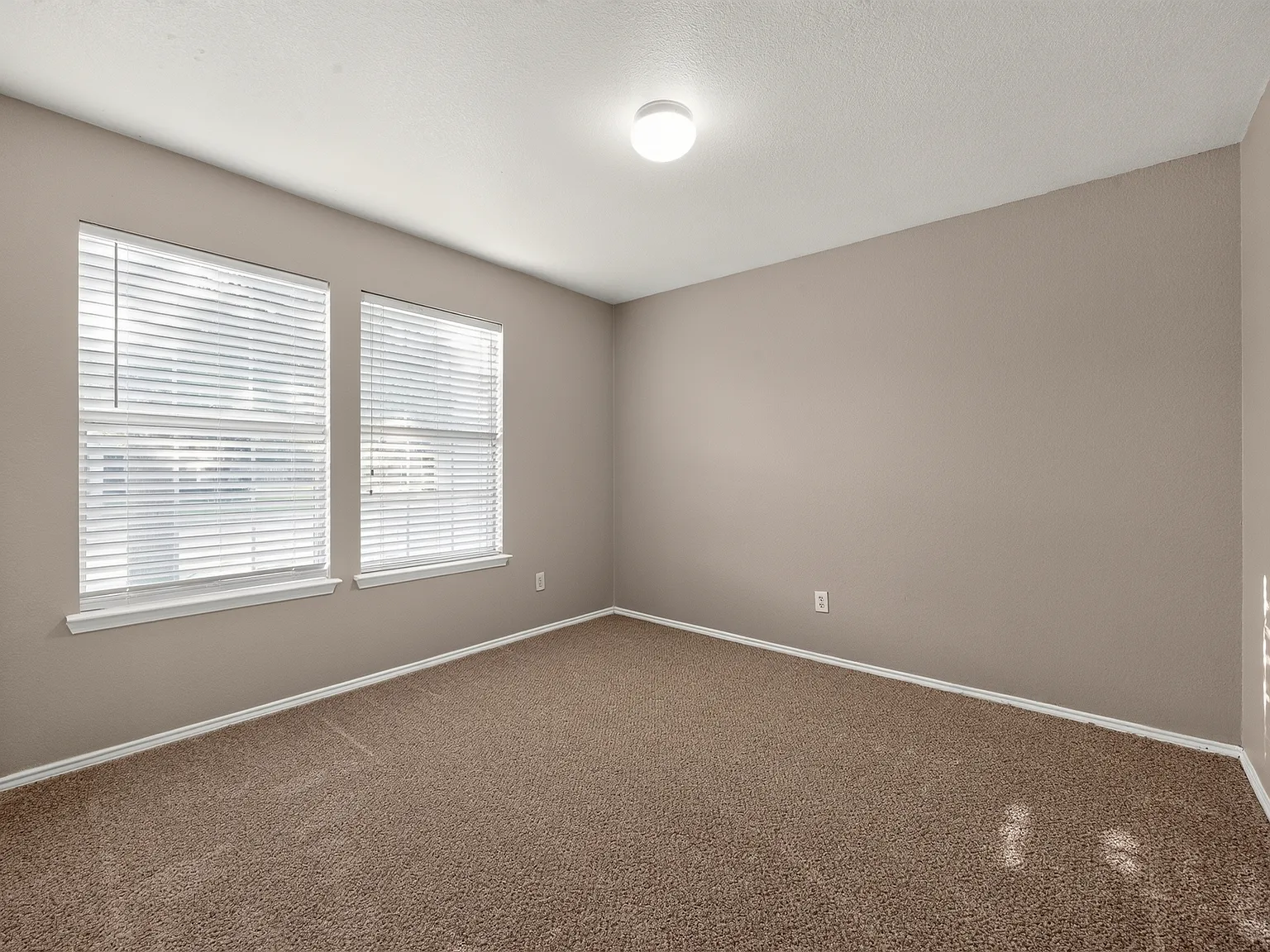 4 bed, 1906 sqft, $2,200 — Photo 3