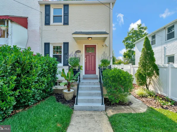 3745 S Four Mile Run Dr, Arlington, VA 22206