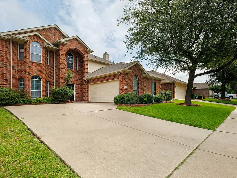6107 Lakecrest Dr — Photo 1