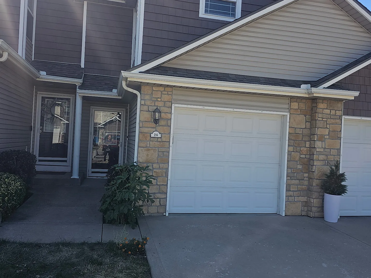 2 bed, 2.5 bath, 1300 sqft, $1,575 — Photo 1