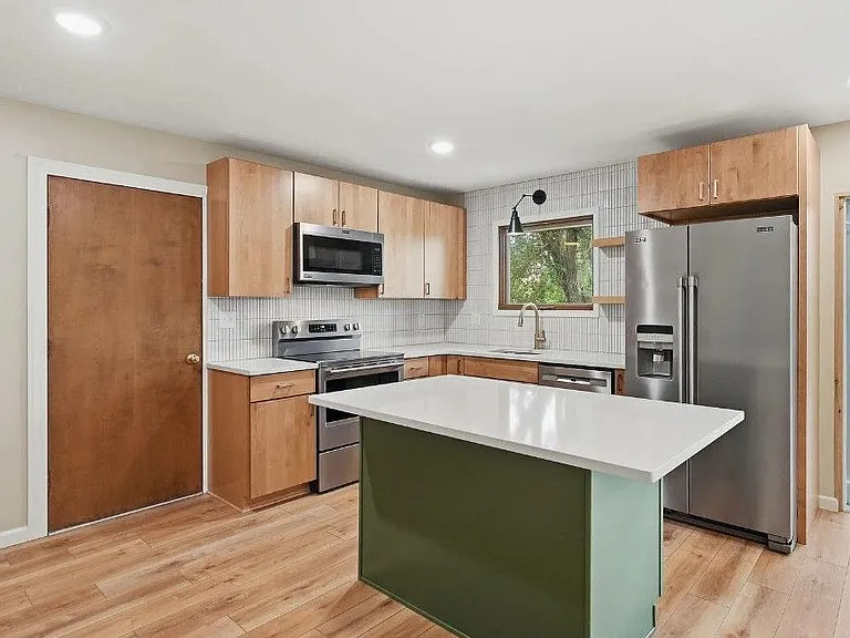 241 Wedgewood Dr — Photo 2