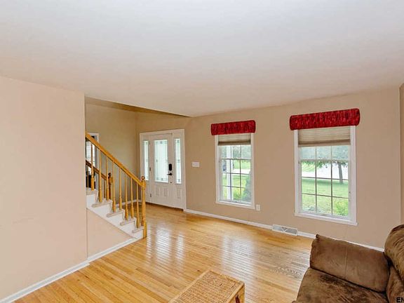 3rd image of 90 Cobble Hill Dr
