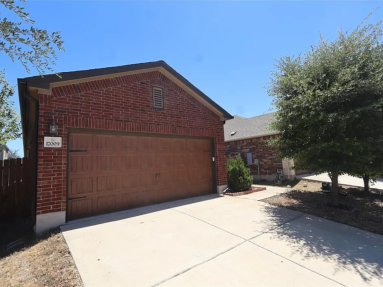 17009 Gibbons Path — Photo 2