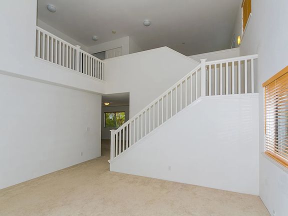 Open loft, grand entrance