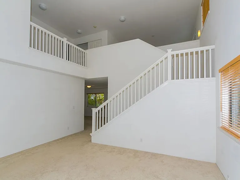 Open loft, grand entrance