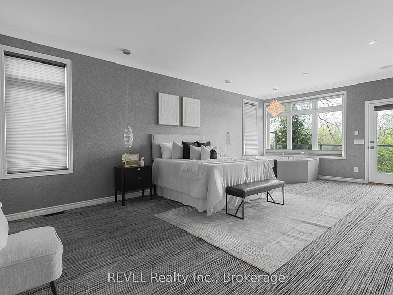 661 Clarence St — Photo 22