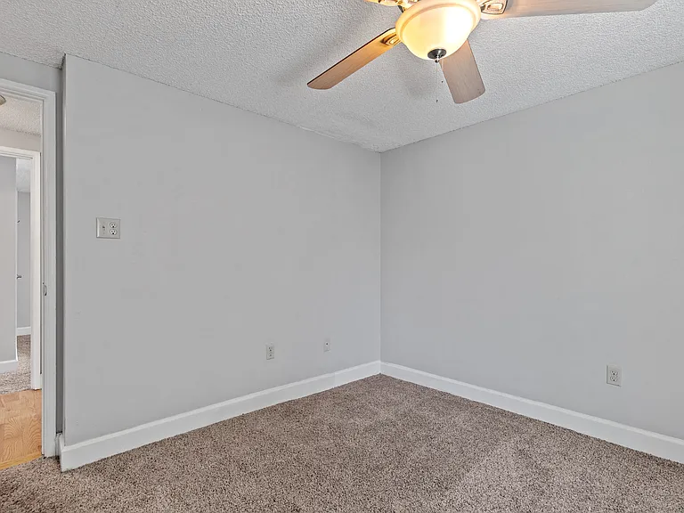 Lincoln Park Apartments — Photo 14