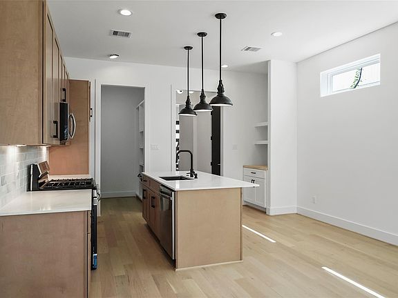 5th image of 124 E 32nd St