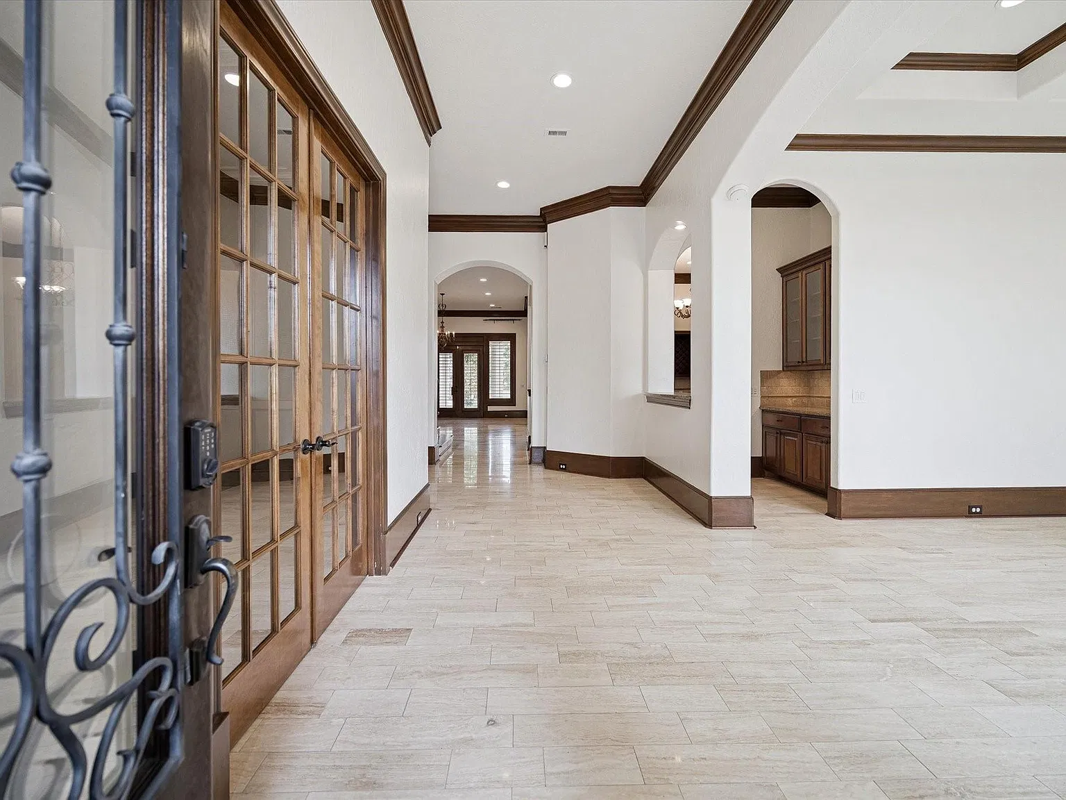 4 bed, 4.5 bath, 5206 sqft, $7,000 — Photo 1