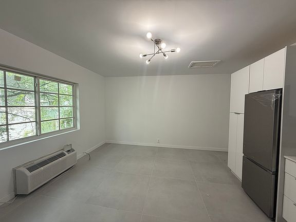 3rd image of 2843 Sheridan Ave #9