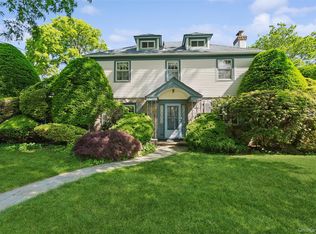 621 Oxford St, Westbury, NY 11590