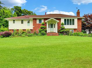 18 Pashen Pl, Dix Hills, NY 11746