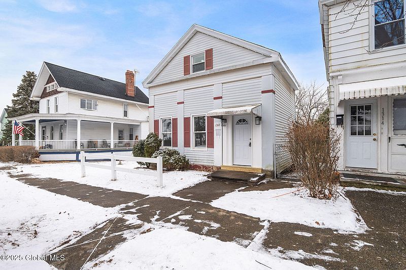 3rd image of 1318 3rd Avenue