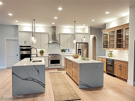 3rd image of 275 Glengarry Dr