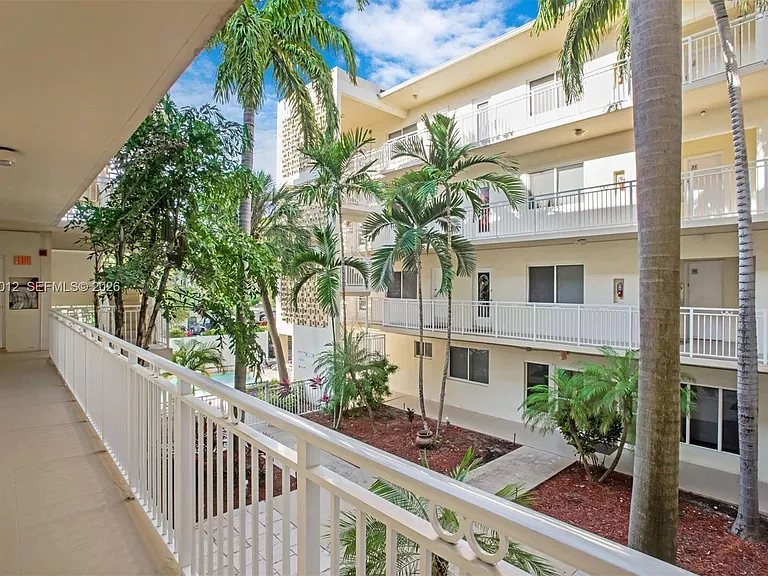 10001 W Bay Harbor Dr #208 — Photo 13