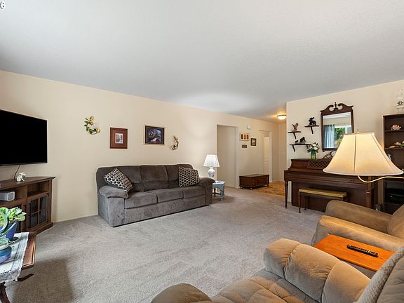 5th image of 628 Stone View Way