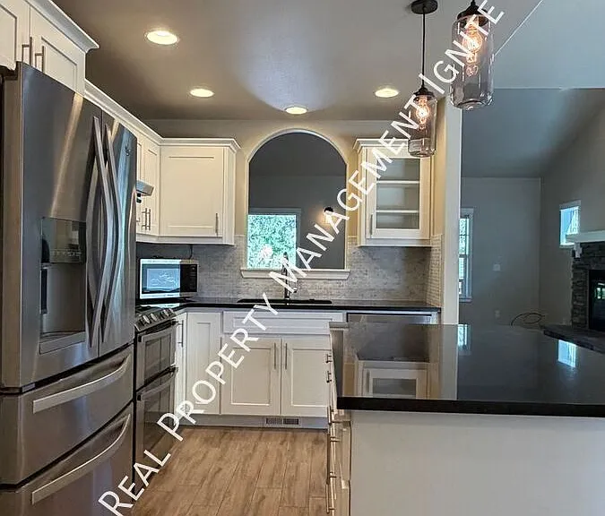 2447 NW Shields Dr — Photo 2