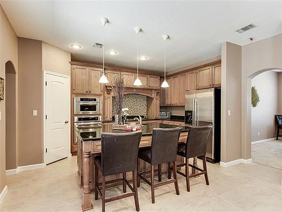 2nd image of 102 Mesquite Trl