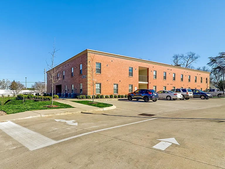College Pointe Apartments — Photo 5