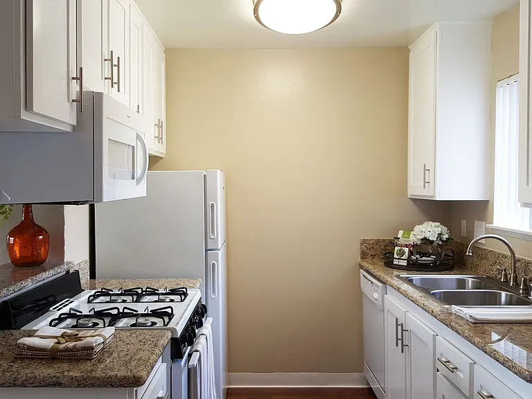 Shadow Mountain Apartments — Photo 33