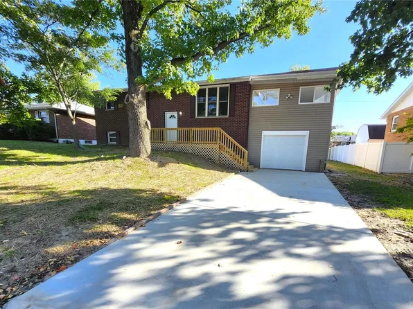 18 Fontainebleau Dr, Granite City, IL 62040