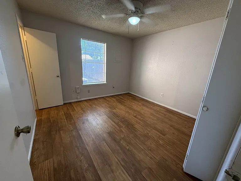 2105 S Loop 289 — Photo 5