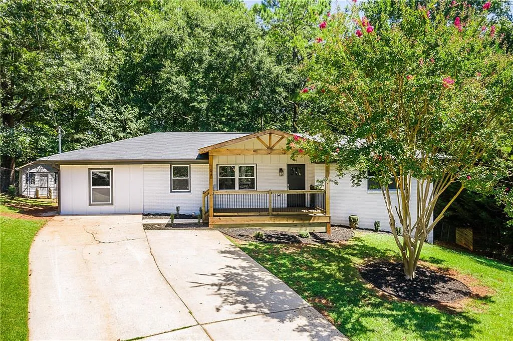 1620 Boulderwoods Dr SE photo 1