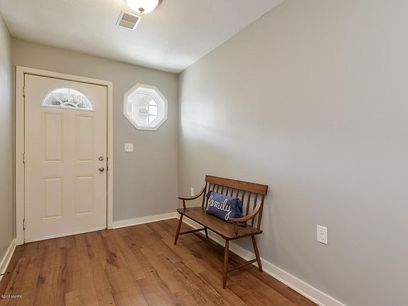 3rd image of 3035 Ledgestone Pl NE