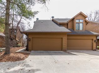 7016 Oak Brook Dr, Urbandale, IA 50322
