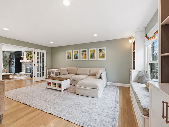 4th image of 657 W Revere Ln