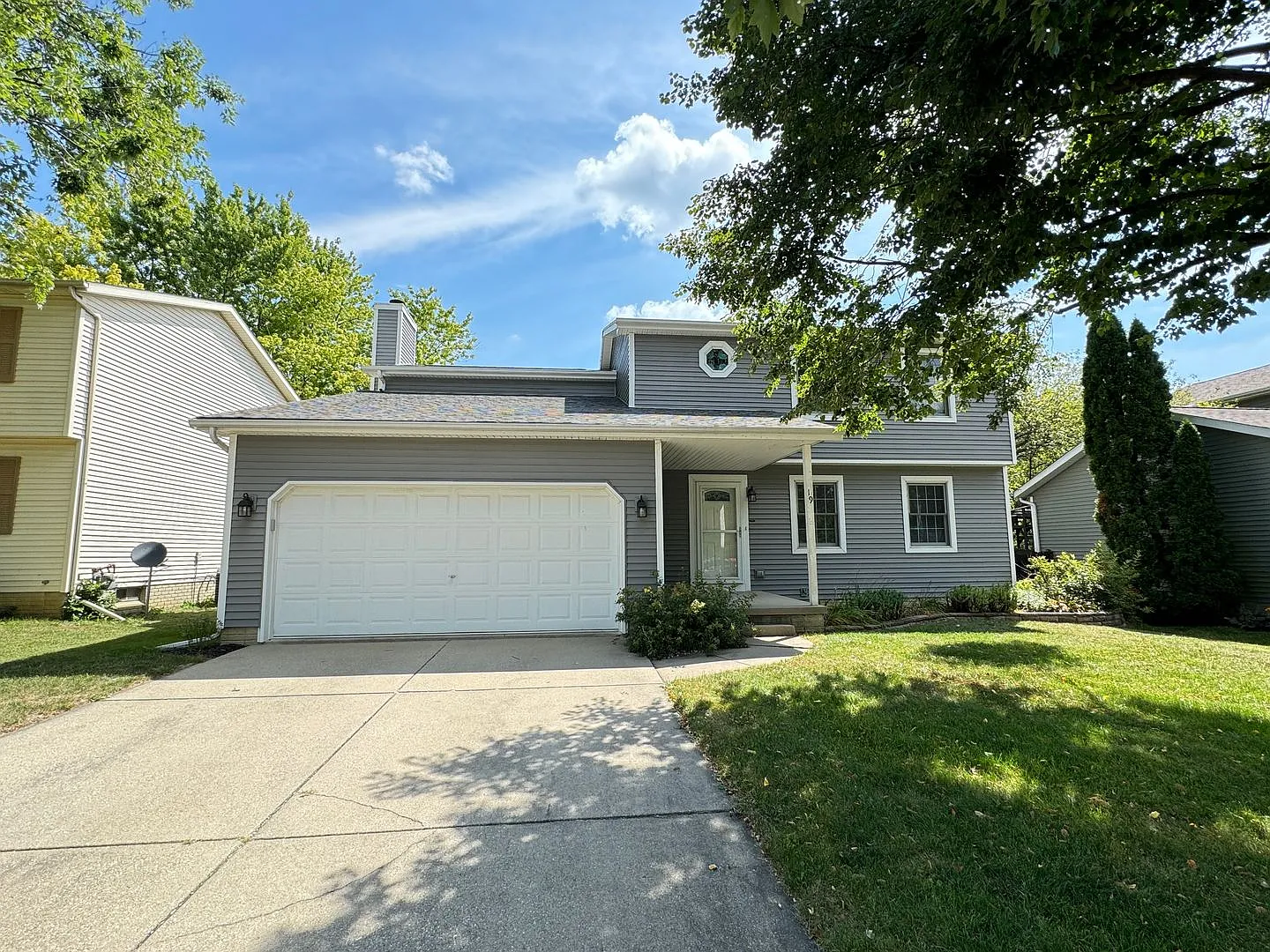 Beautiful 4 Bedroom Home in Bloomington! — Photo 1