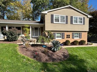 259 N Birch Hill Dr, Rochester, MI 48306