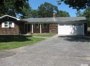 8 Easterly Ct, Hampton Bays, NY 11946