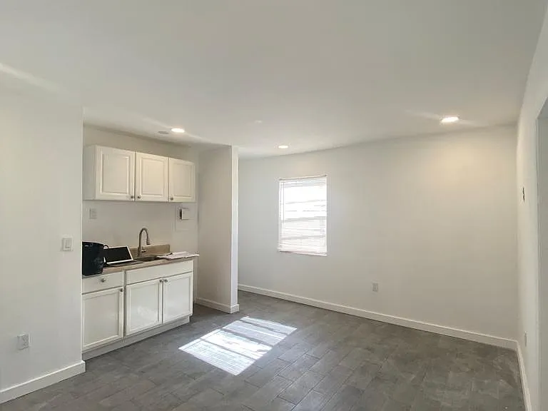 14280 NE 6th Ave #1 — Photo 1
