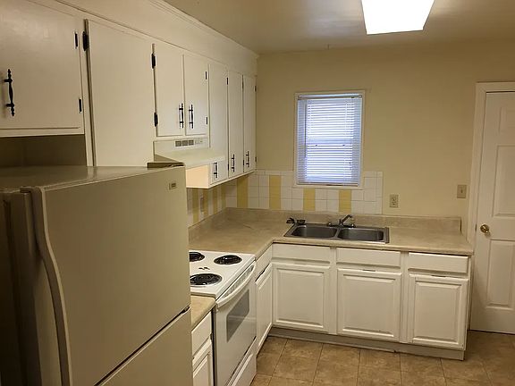4th image of 1321 E Balview Ave #A