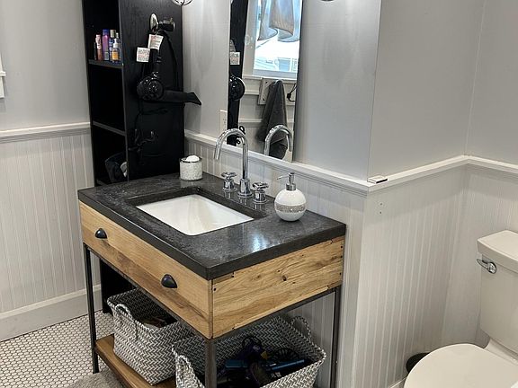 5th image of 235 1/2 9th Ave NE