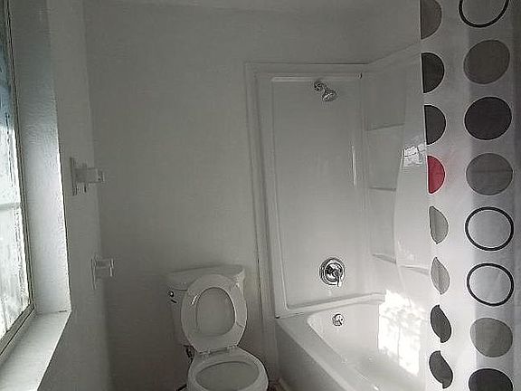 4th image of 2505 W Pomona St